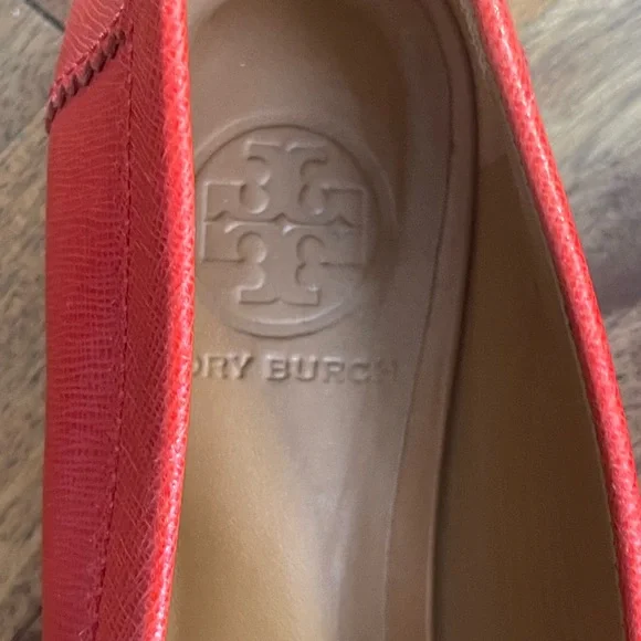 TORY BURCH
Leather Scalloped Accent Loafers Gold Logo sz 7M - Picture 2 of 7